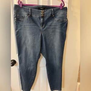 Torrid size 22 R women’s jegging. Faux front pockets.